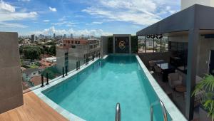 a swimming pool on the roof of a building at Serenity Loft - Confort, Relax y Buena Ubicación in Santa Cruz de la Sierra