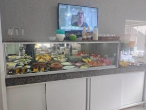 ein Buffet mit vielen verschiedenen Speisen zur Auswahl in der Unterkunft Avila Hotel in Boa Esperança