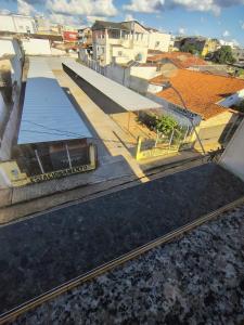 Draufsicht auf einen Bahnhof und die Gleise in der Unterkunft Avila Hotel in Boa Esperança + 5 Fotos