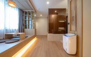 a bathroom with a tub and a toilet in a room at 스테이 공담호텔 in Kyū-masan +12 photos