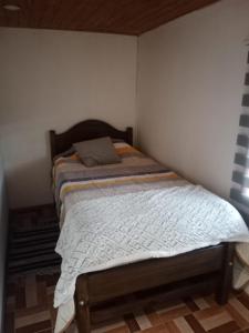 a small bedroom with a bed in the corner at Refugio Rancagua in Pueblo de Naturales