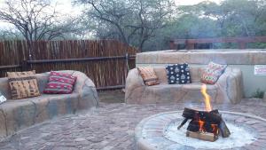 Marloth Kruger Whispering Ants في مارلوث بارك: كنبتين ومدفأة عليها وسائد