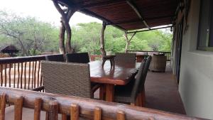 Marloth Kruger Whispering Ants في مارلوث بارك: طاولة وكراسي خشبية على سطح السفينة