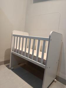 a baby crib in a room with a mirror at Espaço jr in Andradina