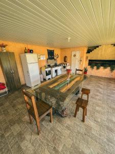 a living room with a table and a kitchen at Pousada e Camping São Matheus in Lauro Müller +34 photos