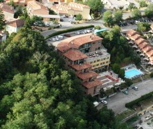 uma vista superior de um edifício com estacionamento em Hotel Tortorina em Urbino