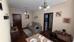 a living room with a couch and a table at Amplo apartamento completo no Centro Cambuí in Campinas +35 photos