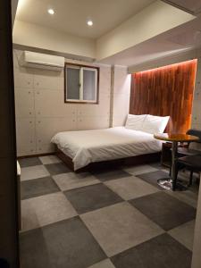a bedroom with a bed and a checkered floor at a 모텔 in Seoul +16 photos