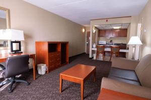 a living room with a couch and a table at Quality Inn & Suites Downtown Mansfield in Mansfield