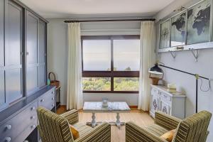 a living room with a table and chairs and a window at VV La Karajita in Mazo