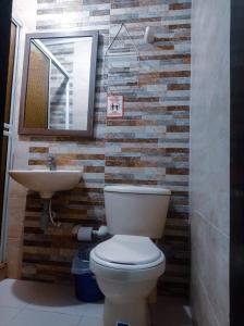a bathroom with a toilet and a sink at Sweetroom Miss Gloria in Estación El Salto