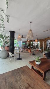 a lobby with tables and chairs and a fireplace at Amplio Estudio con Balcon Tuk 004 in Tulum