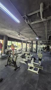 a gym with a bunch of exercise equipment in it at Amplio Estudio con Balcon Tuk 004 in Tulum