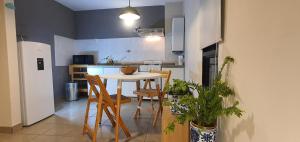 a kitchen with a table and chairs in a kitchen at Departamento boutique céntrico in San Miguel de Tucumán