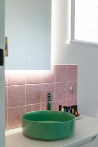 a green sink on a counter in a kitchen at The Avalon in Mount Gambier +21 photos