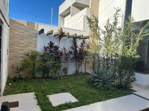 a garden with plants on the side of a building at Casa com 3 quartos aconchegante in Anápolis
