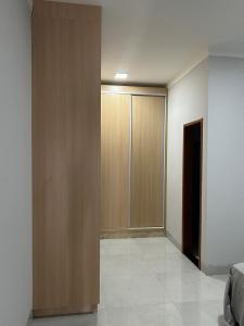 a hallway with sliding doors in a room at Casa com 3 quartos aconchegante in Anápolis