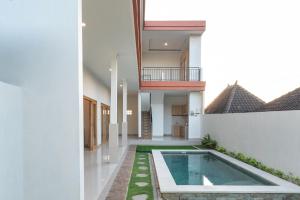 a courtyard with a swimming pool in a house at Nang Aji House in Ungasan +7 photos