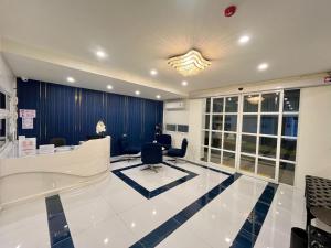 a large room with a hair salon with chairs at DF Hotel Pattaya in Pattaya South