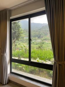 a window with a view of a mountain view at emoi valley bavi in Ba Vì +3 photos