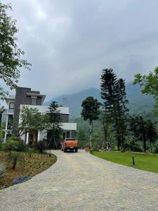 a truck parked in front of a house at emoi valley bavi in Ba Vì