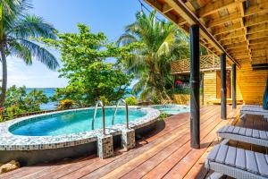 an outdoor deck with a swimming pool on a house at La Brisa del Mar in Bastimentos