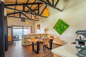 a kitchen and dining room with a table and chairs at La Brisa del Mar in Bastimentos