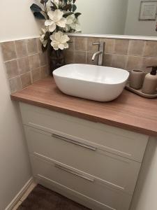 a white bowl sink on a counter in a bathroom at Cosy and convenient in Lynbrook in Lyndhurst +22 photos