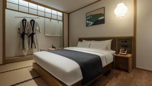 a bedroom with a large bed and a closet at Anook Ryokan Hotel Eunpyeong Bulgwang in Seoul +103 photos