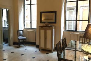ローマにあるLa Casa In Vetrinaのダイニングルーム(テーブル、椅子、窓付)