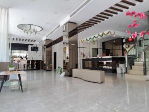 a large lobby with a table and pink flowers at osaka hotel batam in Nagoya