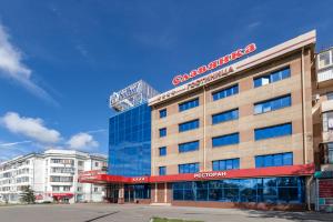 Un bâtiment avec un panneau en haut dans l'établissement Slavyanka Hotel, à Tcheliabinsk