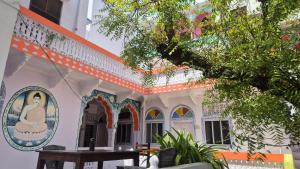 ein Gebäude mit dem Bild einer Frau darauf in der Unterkunft Hotel Paramount Palace in Pushkar