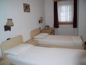 Ένα ή περισσότερα κρεβάτια σε δωμάτιο στο Schlossar Haus