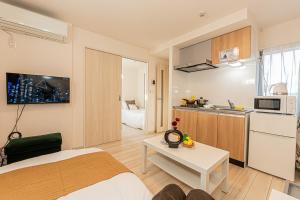 ein Zimmer mit Bett und Küche in der Unterkunft Mi-Hotel Ikebukuro 池袋 in Tokio