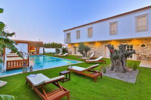 a house with a yard with a swimming pool at Kose Konak Butik Hotel-Special in Alacati