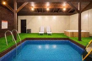 a swimming pool with two chairs and a bath tub at Gapyeong Vistahill Pension in Gapyeong +14 photos