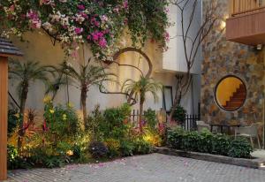 a garden with flowers and plants in a building at Anvi Haven in Sóc Sơn