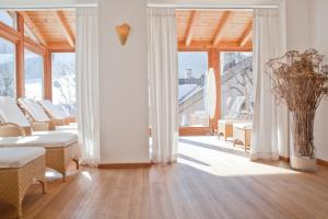 A seating area at Appartement Strobl