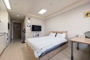 a hospital room with a bed and a kitchen at 김천 포유스테이 in Oksan