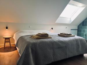 a bedroom with a bed with two towels on it at Vakantiewoning Vaib in Kortemark