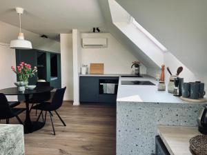 a kitchen and dining room with a table and a counter at Vakantiewoning Vaib in Kortemark