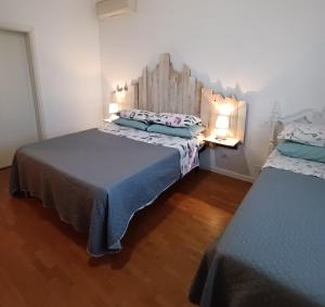 a bedroom with two beds and two lamps at Casa Vintago b&b in Savio di Ravenna