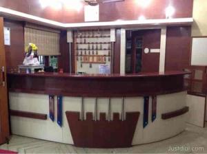a bar in a library with a person standing at the counter at Le Palace in Gūduvāncheri
