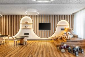 ein großer Teddybär sitzt auf dem Boden in einem Zimmer in der Unterkunft Ravelli Sporting in Mezzana + 141 Fotos