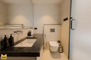 ein Badezimmer mit Waschbecken und Toilette in der Unterkunft THE M HOTEL in Raipur + 23 Fotos