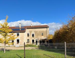 an old house with a fence in front of it at Au point du jour Ch1 in Récourt-le-Creux