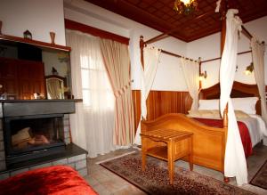 Uma cama ou camas num quarto em Archontiko Metsovou Luxury Boutique Hotel