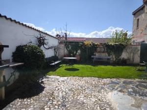 a small yard with a table and a patio at Casa Rural Ivanrey in Ivanrey