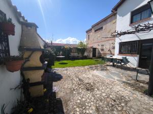 a courtyard with a table and a building at Casa Rural Ivanrey in Ivanrey